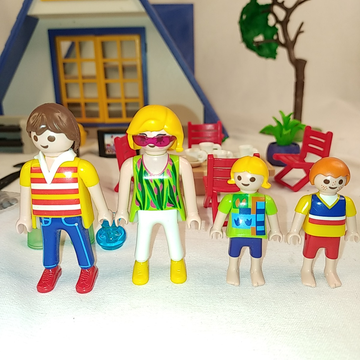 Voir photo 4 de Playmobil -3230 - Maison de vacances avec 4 personnages et des accessoires Playmobil -3230 - Maison de vacances avec 4 personnages et des accessoires Bon état - Vue 4 -